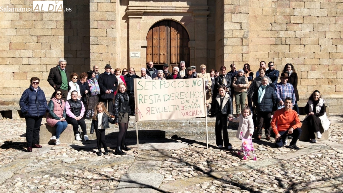 Yecla de Yeltes se concentra en la Plaza reivindicar los derechos del medio rural