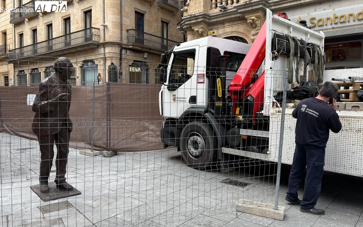 Vicente del Bosque vuelve a casa tras la reparación de una parte de su estatua