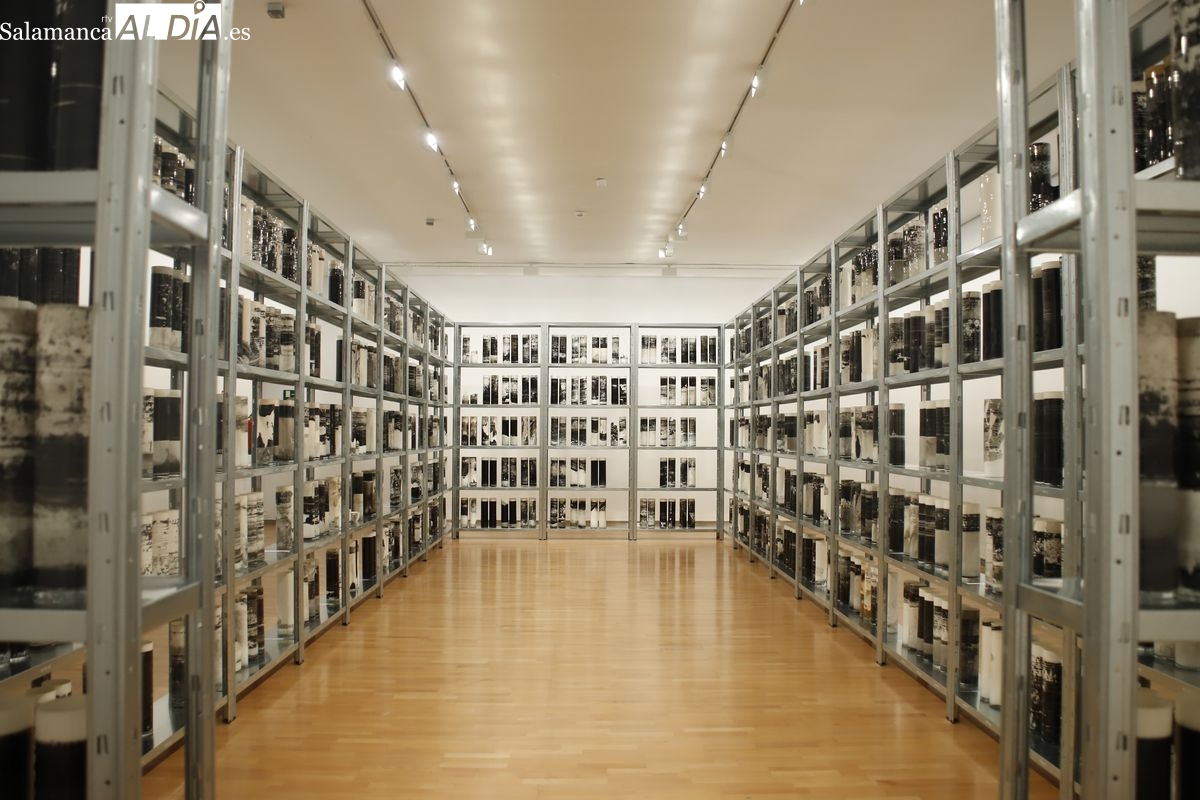 FOTOS | El DA2 acoge una sorprendente exposición con cilindros de cristal con tinta china