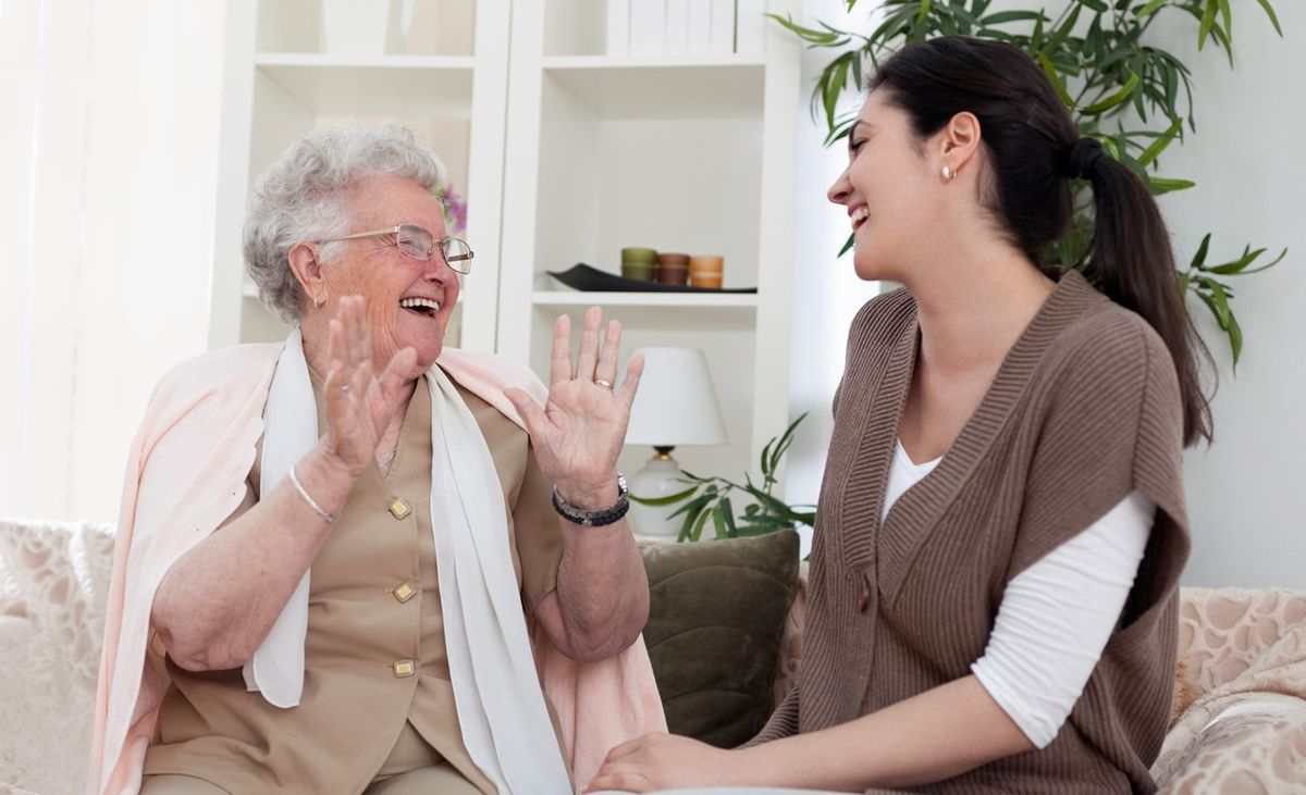 Farmazul y Fundación Grandes Amigos: un año combatiendo la soledad no deseada