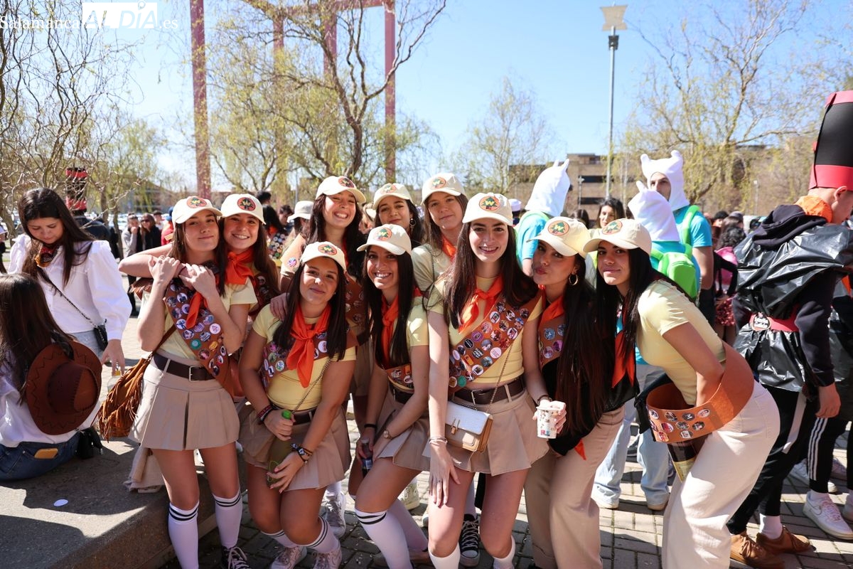 VÍDEO y FOTOS | Estudiantes de Economía y Empresa toman las calles de Salamanca con un divertido desfile 