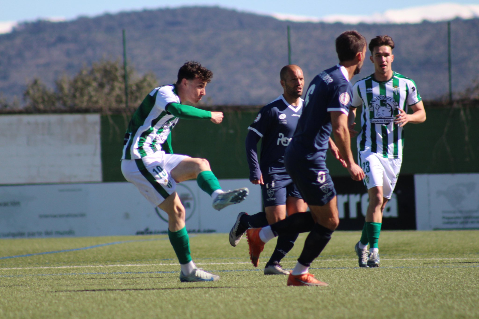Un gol de Gonzalo Expósito en el 92 da la victoria al Guijuelo frente al Marino de Luanco (2-1)