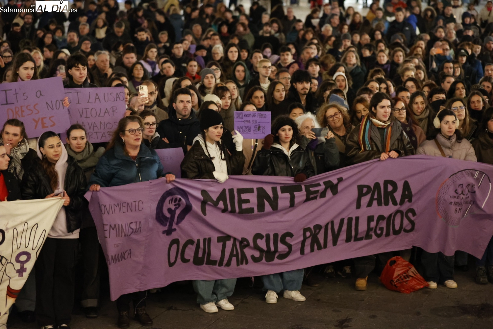 Salamanca se tiñe de morado en el 8M con una multitudinaria manifestación (VÍDEOS y FOTOS)