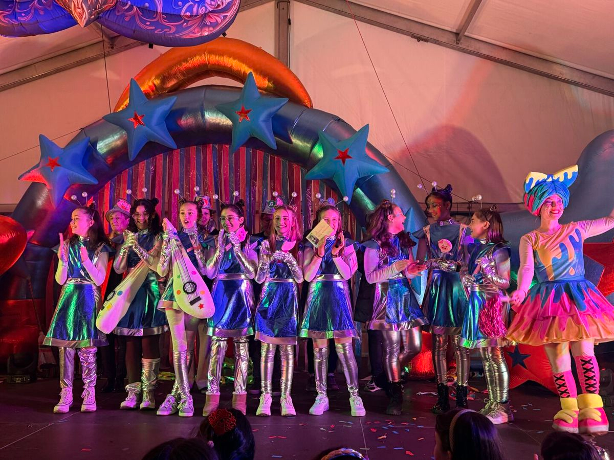 FOTOS y VÍDEO | Galácticas con marcha y Jamoneras rockeras ganan el concurso de disfraces ‘Sintoniza con el ibérico’