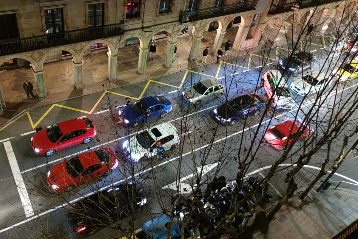 Peligrosas carreras ilegales en plena Gran Vía de Salamanca