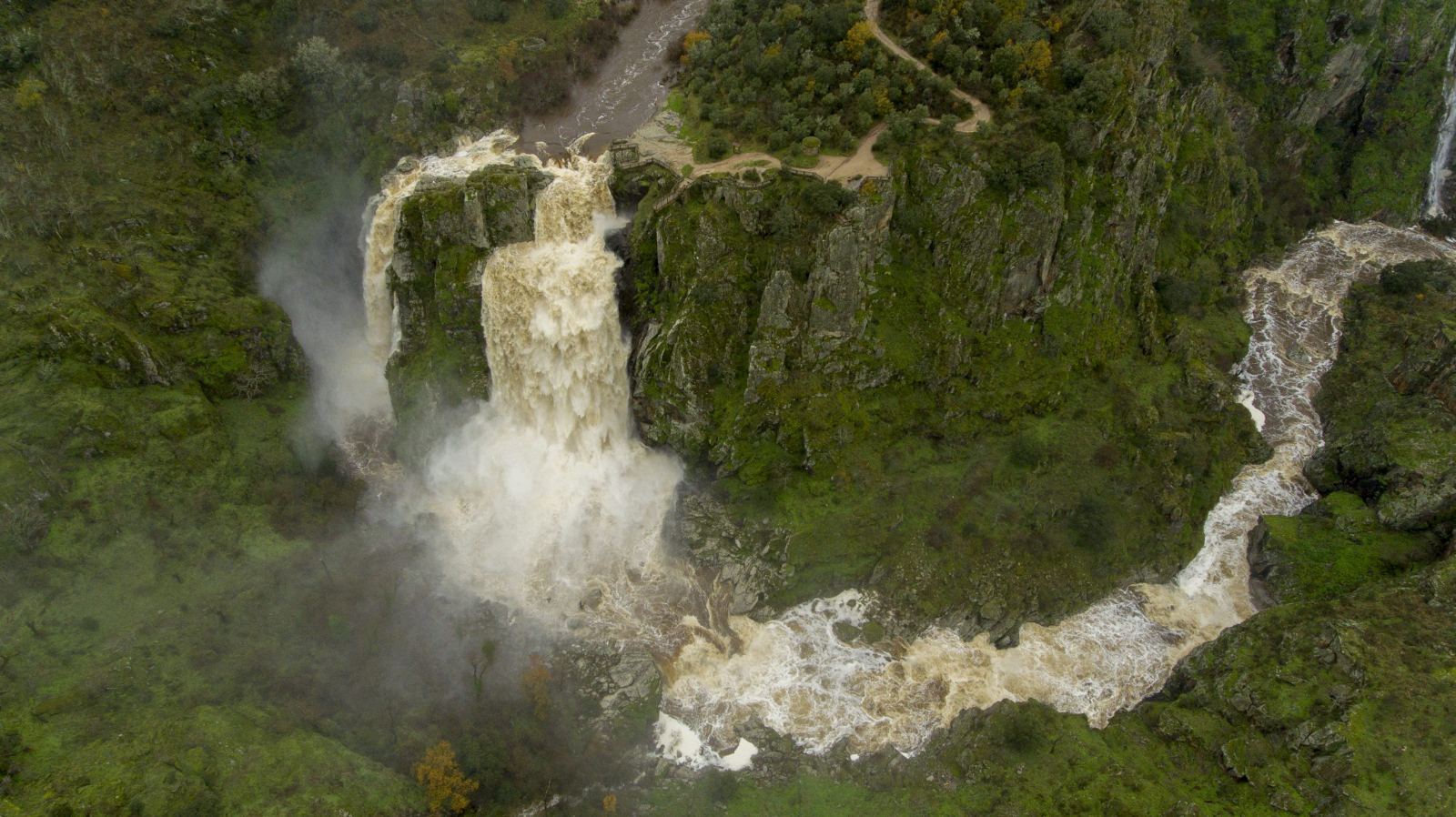 Nos deja sin aliento, el vídeo viral del Pozo de los Humos en su mayor esplendor (VÍDEO)