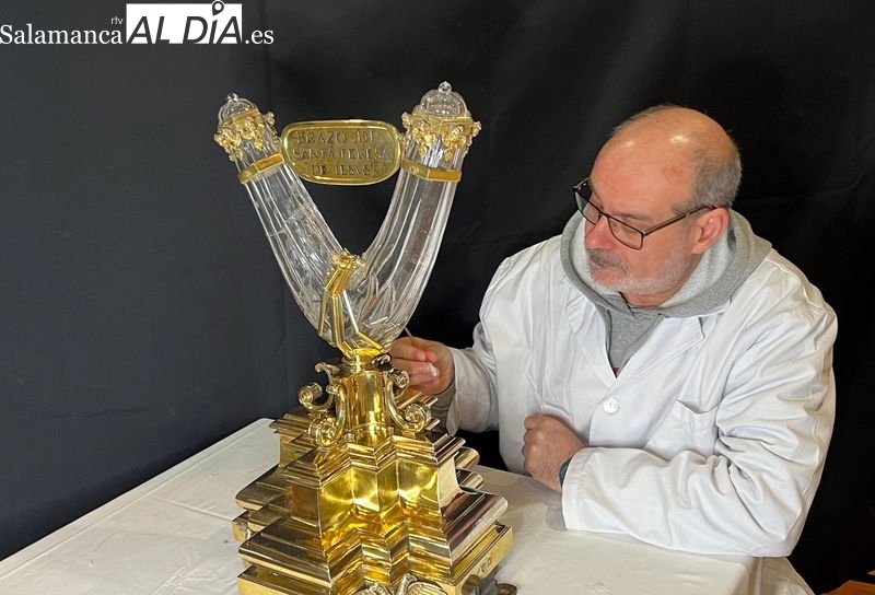 El relicario del brazo de Santa Teresa de Jesús brilla de nuevo en Alba de Tormes