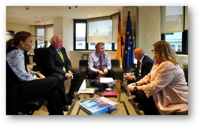 Alberto Núñez Feijoo se compromete con los Graduados Sociales para llevar una proposición no de ley que promueva la desconexión digital