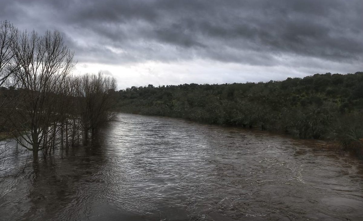 El río Huebra se mantiene en nivel rojo en Puente Resbala