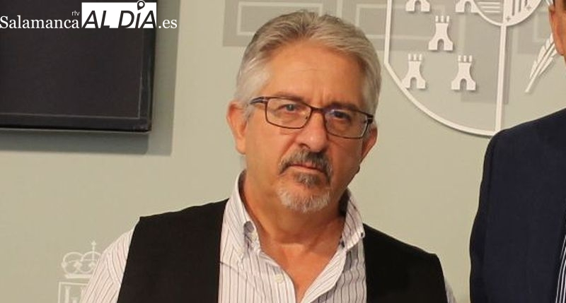 Toño Blázquez presenta su libro Como las hojas frías en un personal acto en Macotera y acompañado por Antonio Gómez Bueno