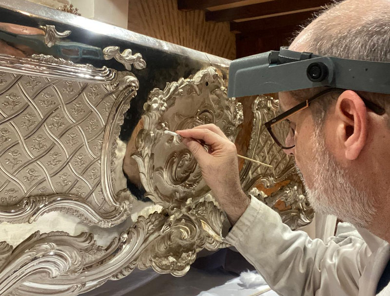 La urna de plata de Santa Teresa brilla de nuevo en Toledo