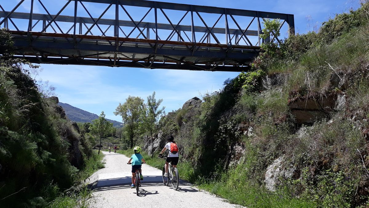 La segunda vida de los viejos raíles del tren en la provincia de Salamanca