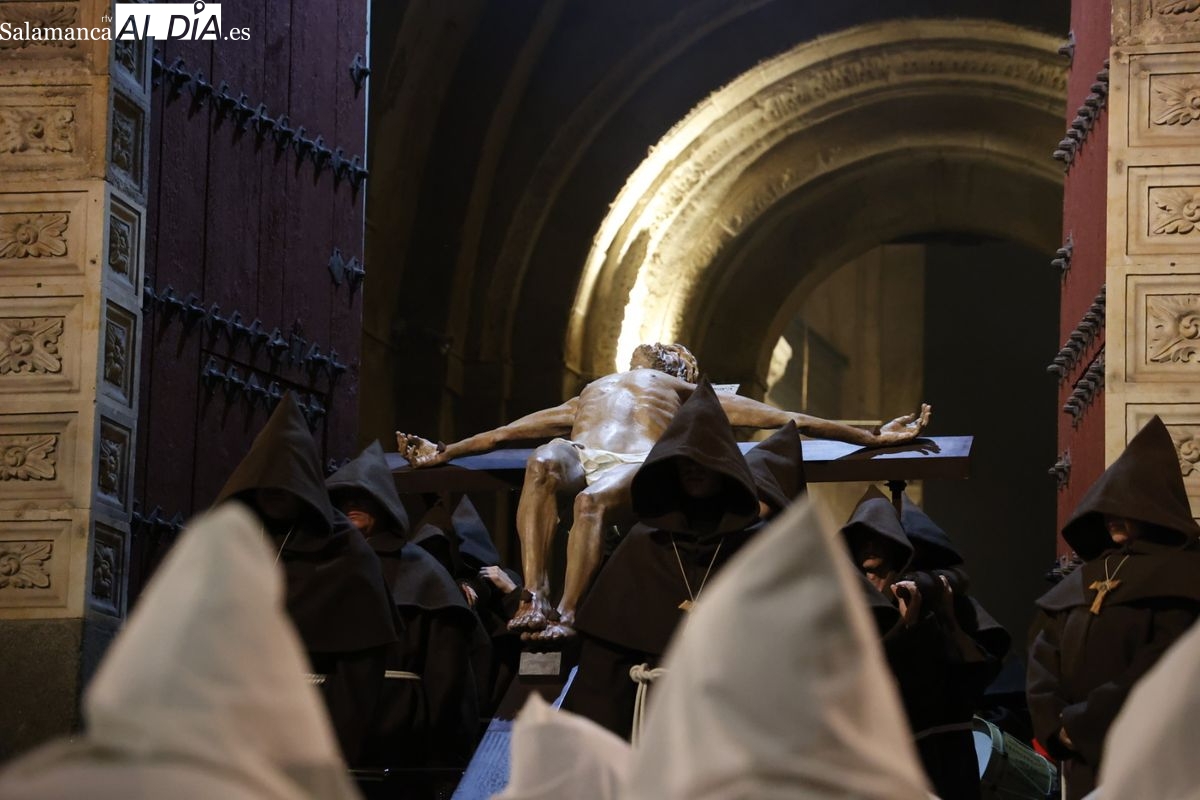 VÍDEO Y FOTOS | Silencio, austeridad, devoción y recogimiento en la procesión del Cristo de la Humildad