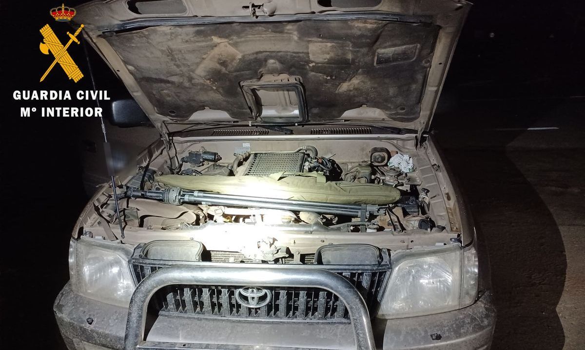 Sorprenden a dos presuntos cazadores furtivos en la provincia de Salamanca con un rifle equipado oculto en el motor del todoterreno 