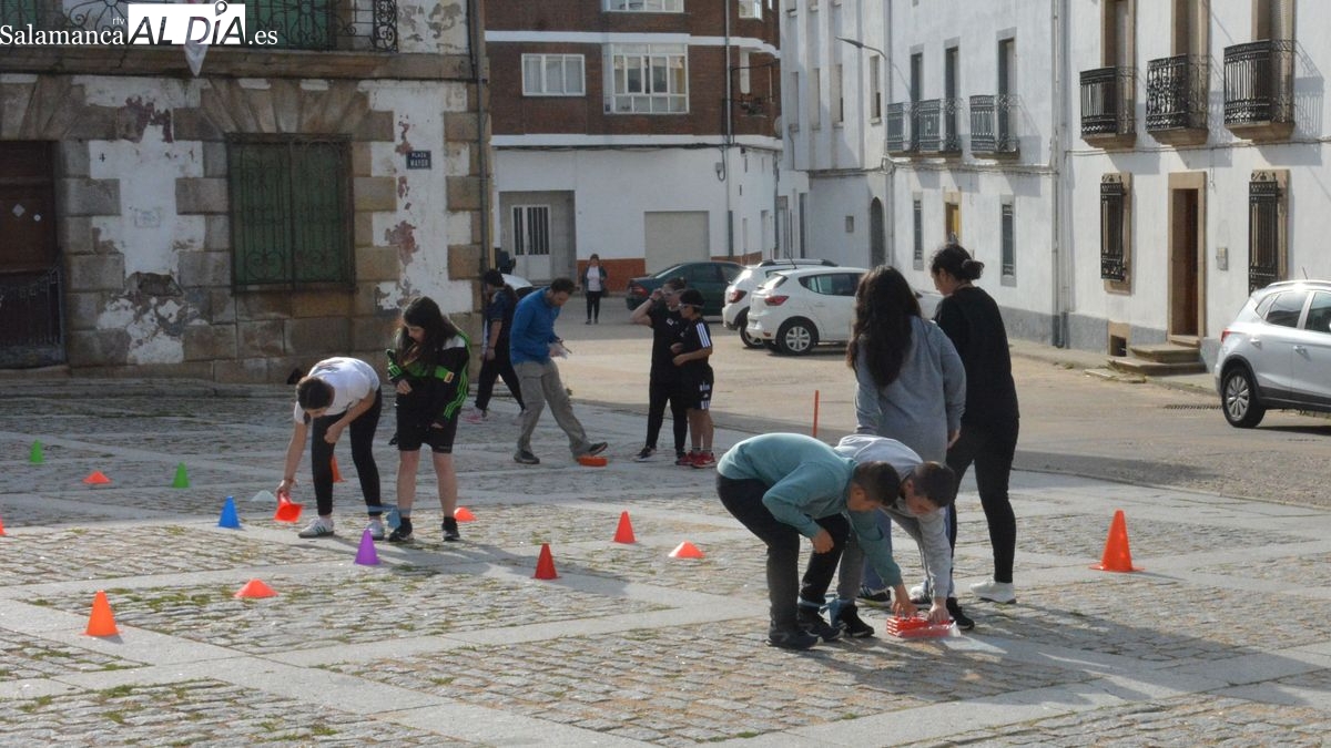 Los escolares de Lumbrales celebran el Día de la educación física en la calle con juegos inclusivos y un desayuno saludable