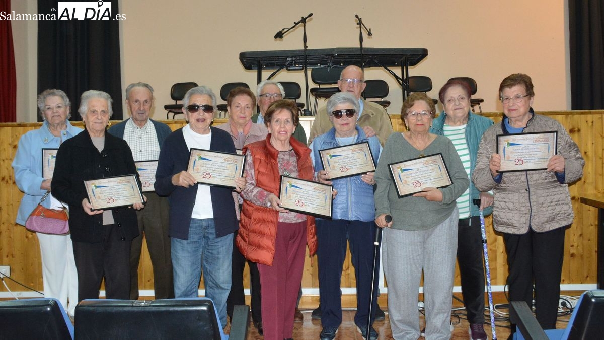 La asociación de jubilados Liminares homenajea a doce socios por 25 años de lealtad al colectivo