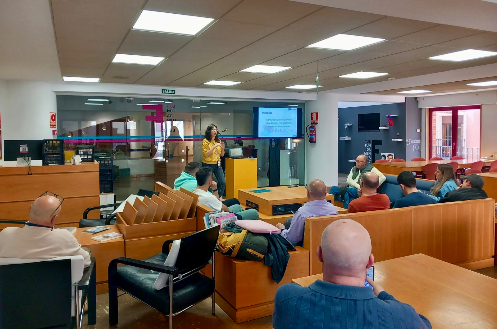 La Biblioteca municipal ofrece un exitoso taller para todas las edades en restauración de fotos con IA