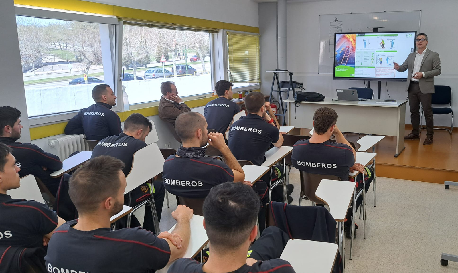 Iberdrola forma a bomberos de Burgos y Aranda de Duero sobre riesgos eléctricos