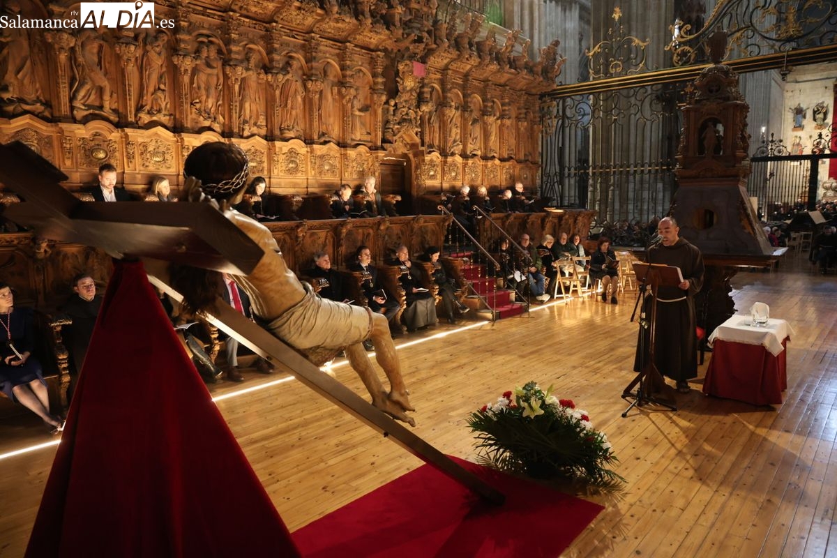 VÍDEO Y FOTOS | Emotivo acto del Poeta ante la Cruz del Cristo Yacente