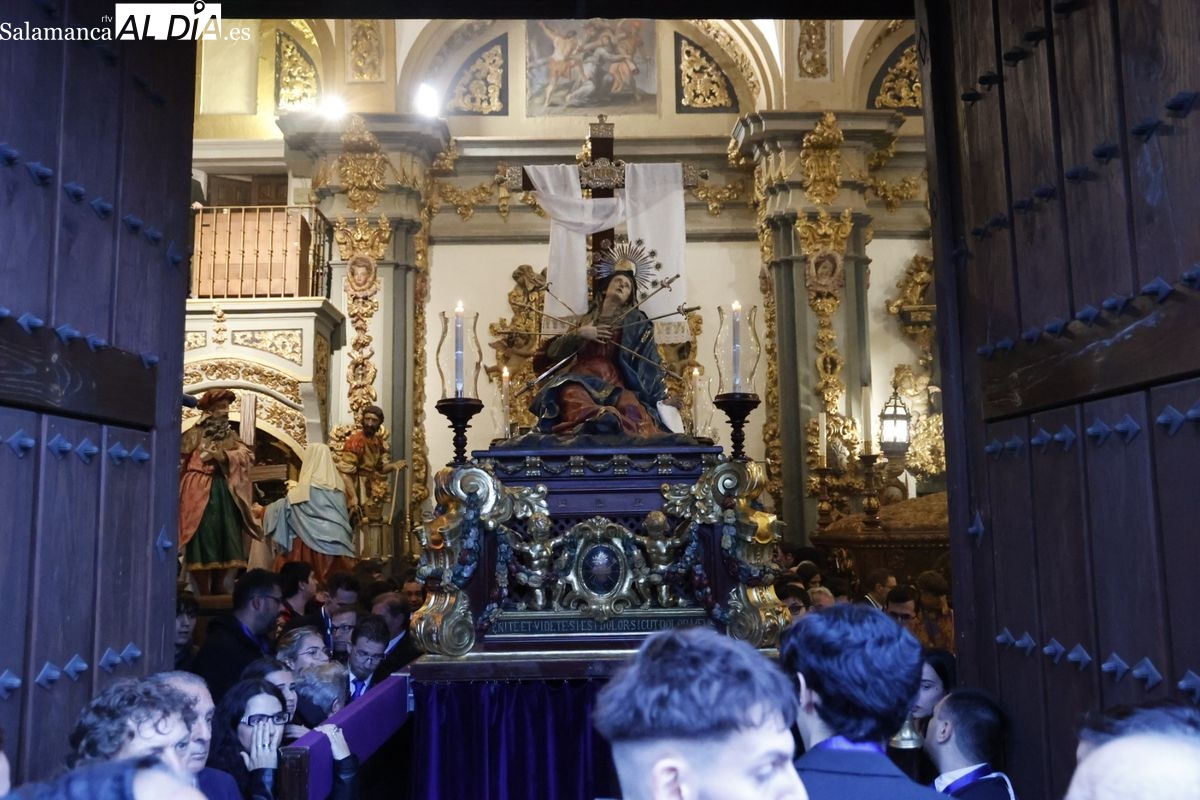 VÍDEO Y FOTOS | La lluvia impide que la Santísima Virgen de los Dolores salga en procesión por Salamanca 