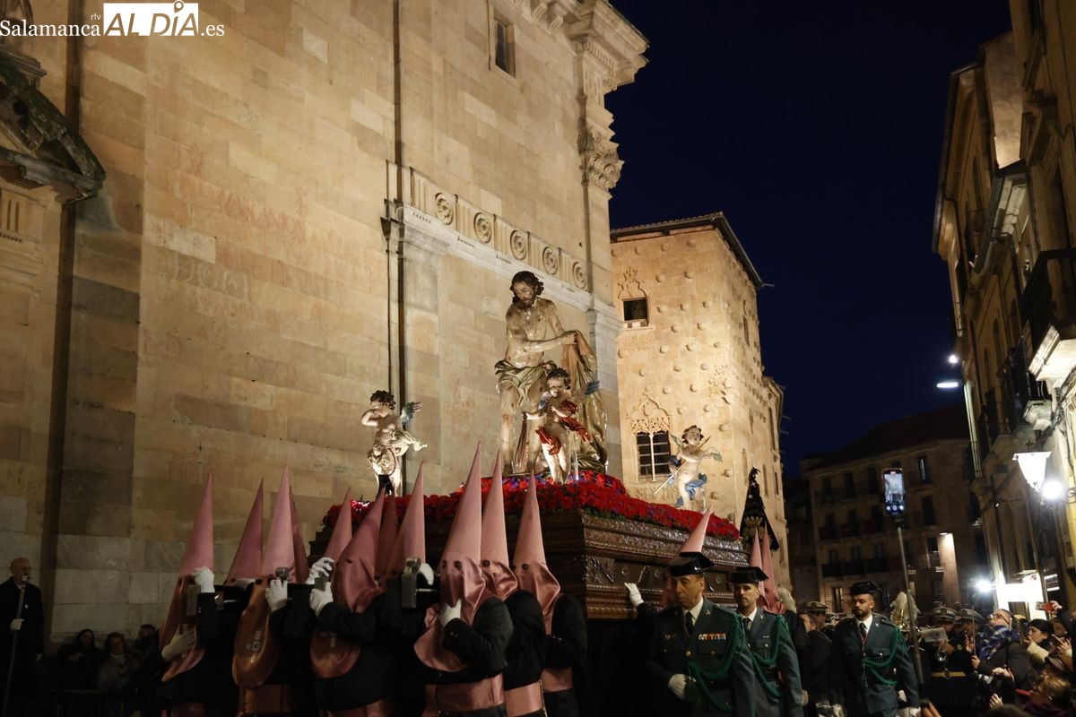 VÍDEO Y FOTOS | Sentimental salida de Jesús Flagelado y Nuestra Señora de las Lágrimas por el centro de Salamanca 