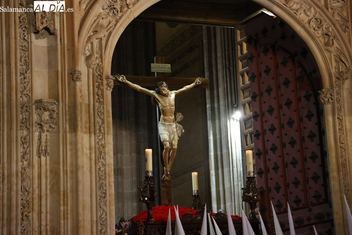 VÍDEO Y FOTOS | Emoción y recogimiento al paso del Cristo Yacente y la Agonía Redentora por Salamanca 