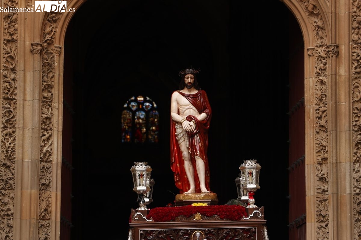VÍDEO Y FOTOS | Nuestro Padre Jesús del Vía Crucis procesiona llevando la fe a los hospitalizados de Salamanca