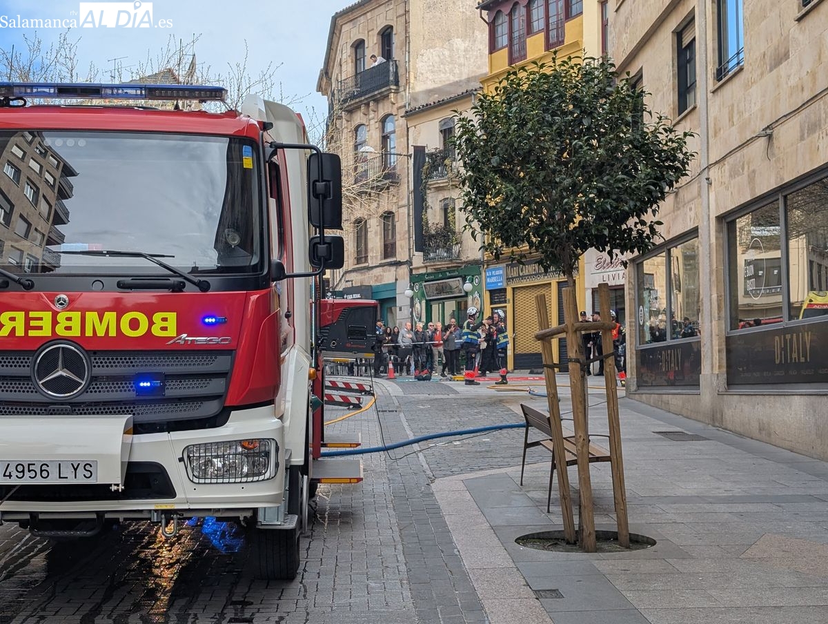 Alarma en el centro de Salamanca por el humo procedente de un edificio (FOTOS)