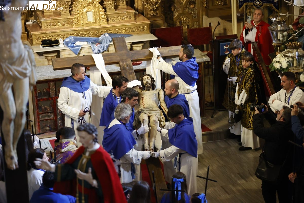 VÍDEO Y FOTOS | Solemne acto del Descendimiento que la lluvia obliga a celebrar en el interior de la Vera Cruz