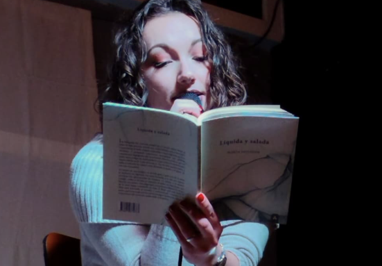 Noelia Salvador, la enfermera y poeta con raíces salmantinas, llega a Salamanca para presentar su último poemario