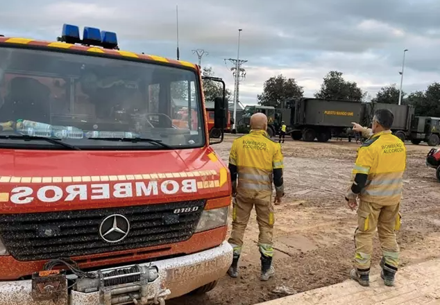 Mueren dos bomberos y otros cinco resultan heridos en el incendio de un parking de Madrid