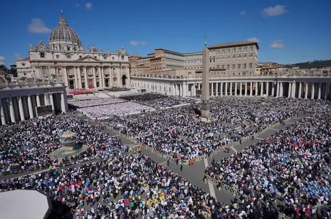 Miles de fieles y líderes despiden a Francisco: Un Papa en medio de la gente con el corazón abierto a todos