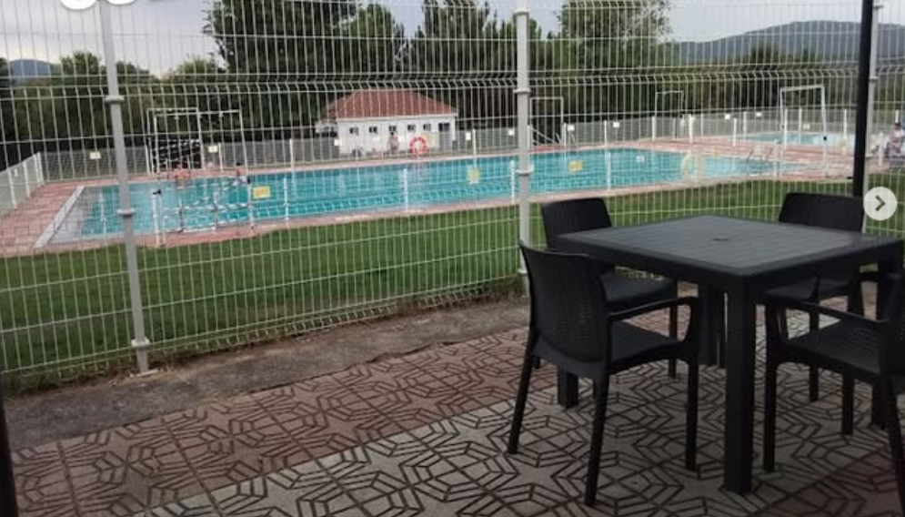 Peñaparda licita la gestión del kiosco-bar con comedor de su piscina ‘Laura Ester Ramos’