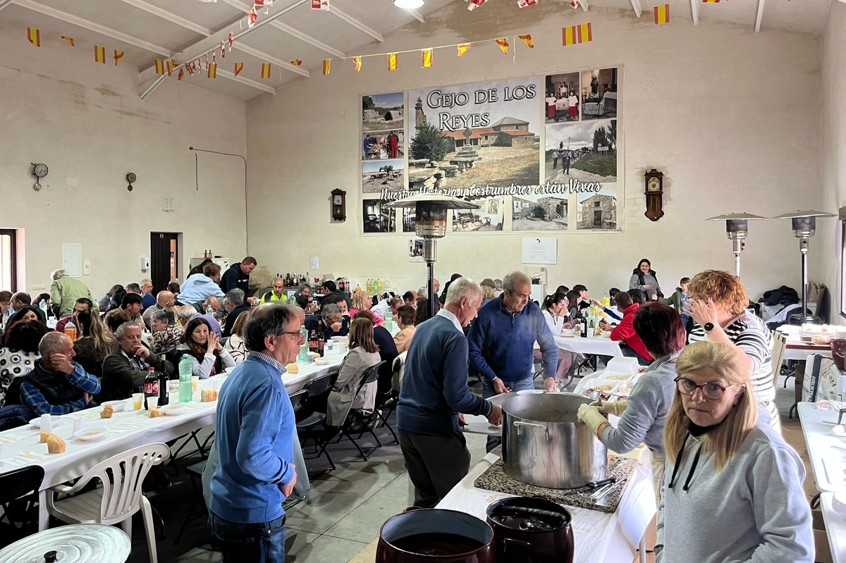 El cocido de la matanza reúne a más de un centenar de vecinos en la comida mensual de Gejo de los Reyes