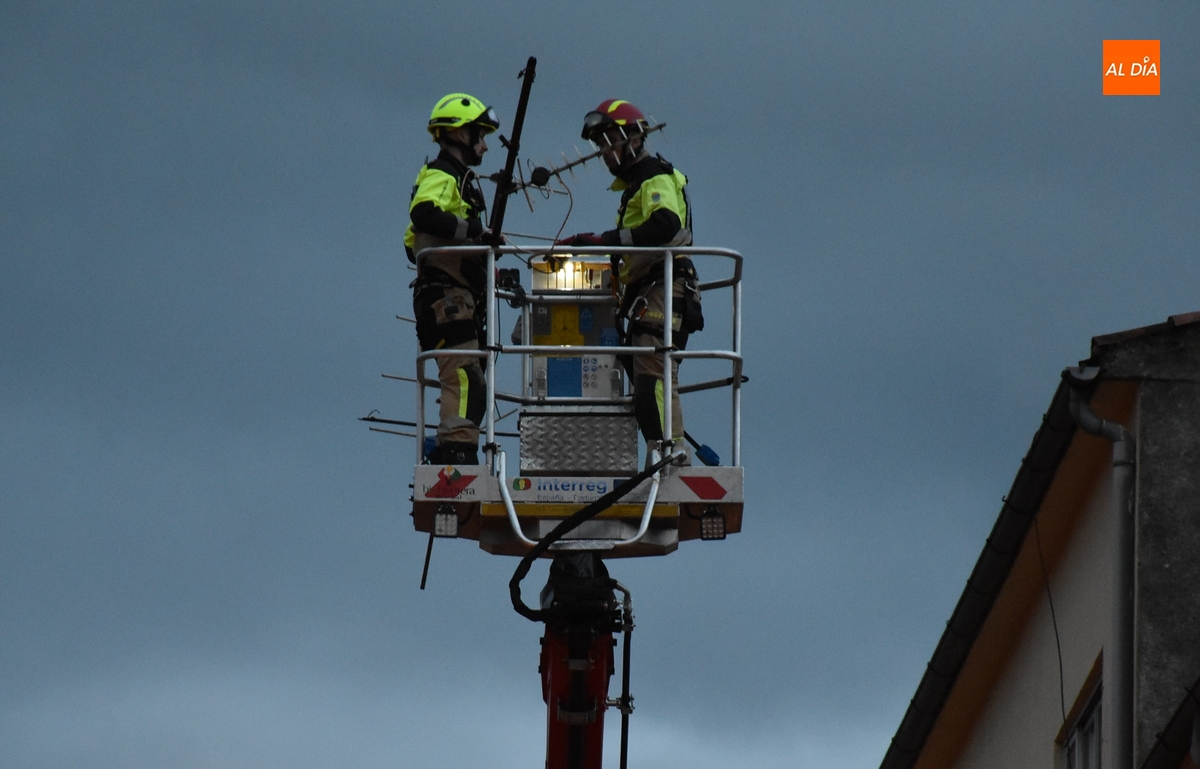 Los Bomberos se movilizan para retirar una antena en la calle San Marcial