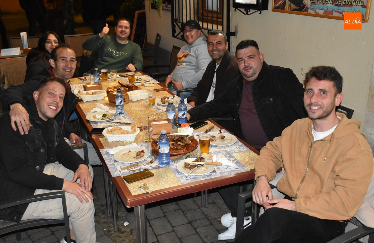 Hasta cenas al aire libre en el concurridísimo Jueves Santo de Ciudad Rodrigo