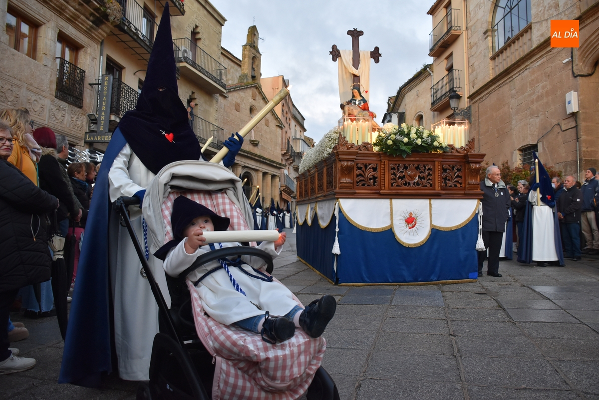 El cielo respeta a la Cofradía de las Angustias, que va sumando peques