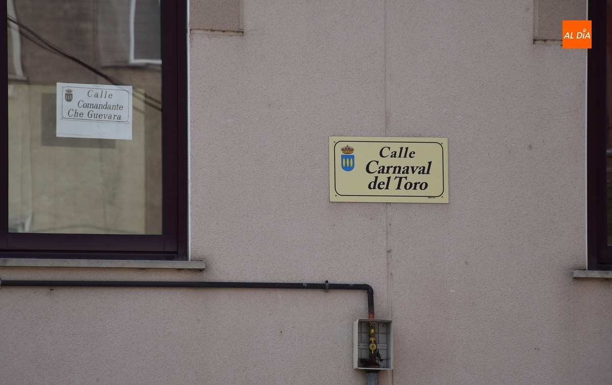 Repuesta la placa de la calle Carnaval del Toro que fue sustraída a principios de febrero