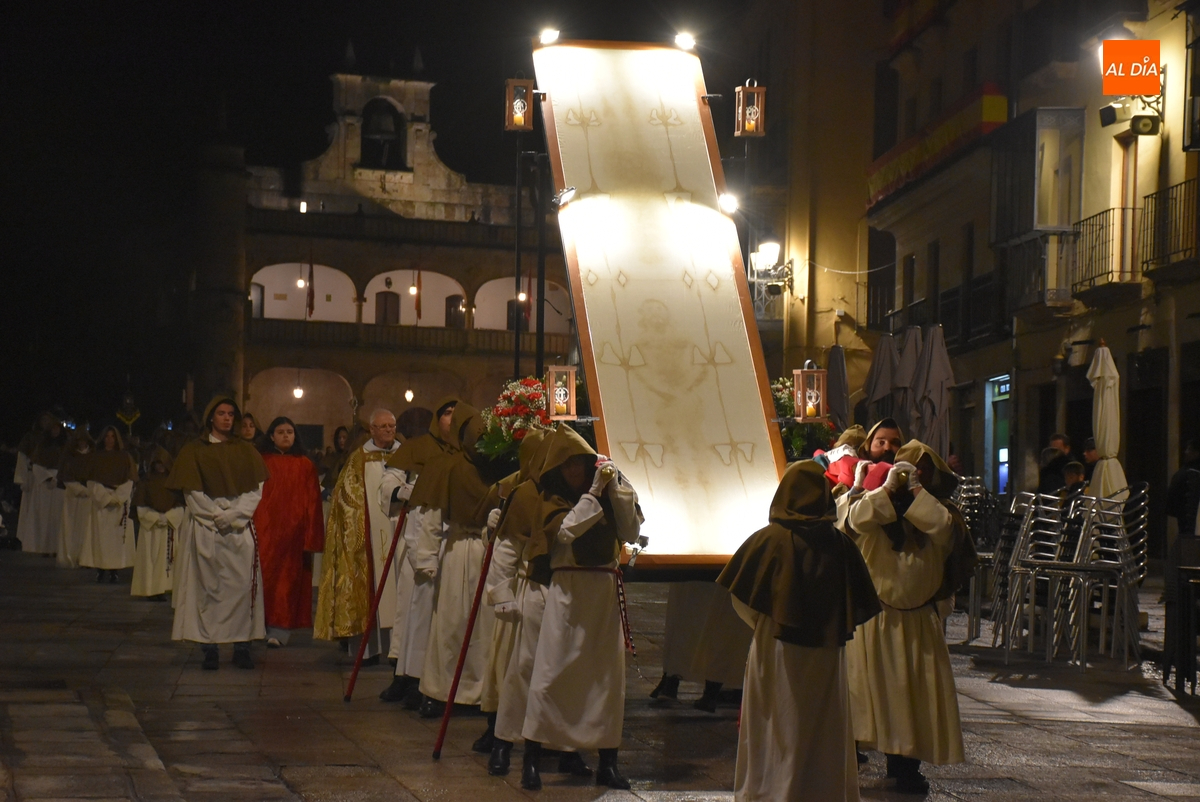 La Sábana Santa se estrena librando la lluvia y con la sorpresa de la Banda Esperanza