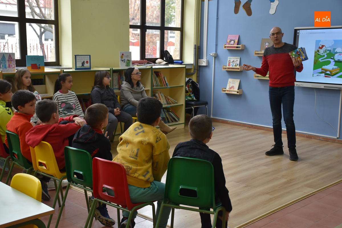 Miguel Vicente enseña a alumnos de San Francisco buenos hábitos posturales para prevenir lesiones