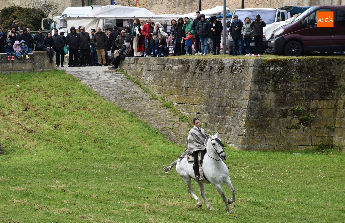 Carla Elías y Víctor Herrero muestran las habilidades de la doma vaquera charra