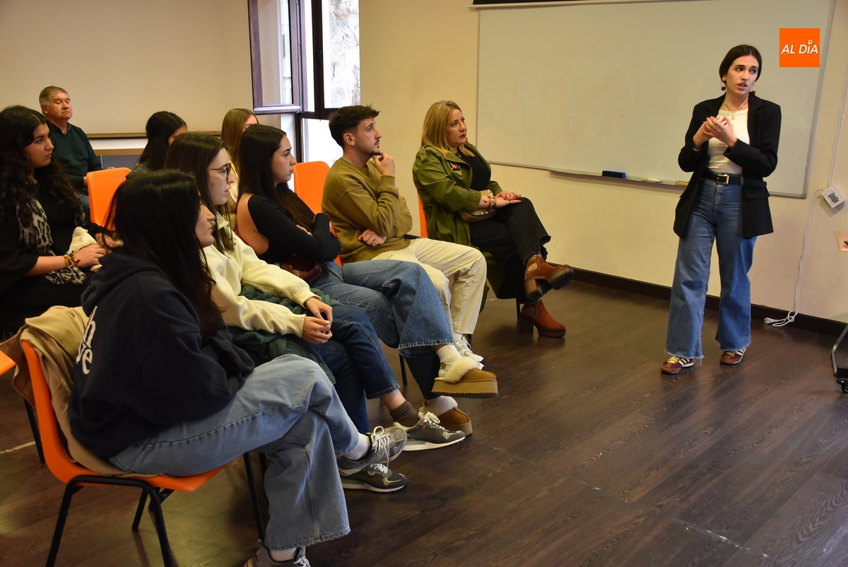 Elena Martín enseña en el Centro Joven a lidiar con el estrés