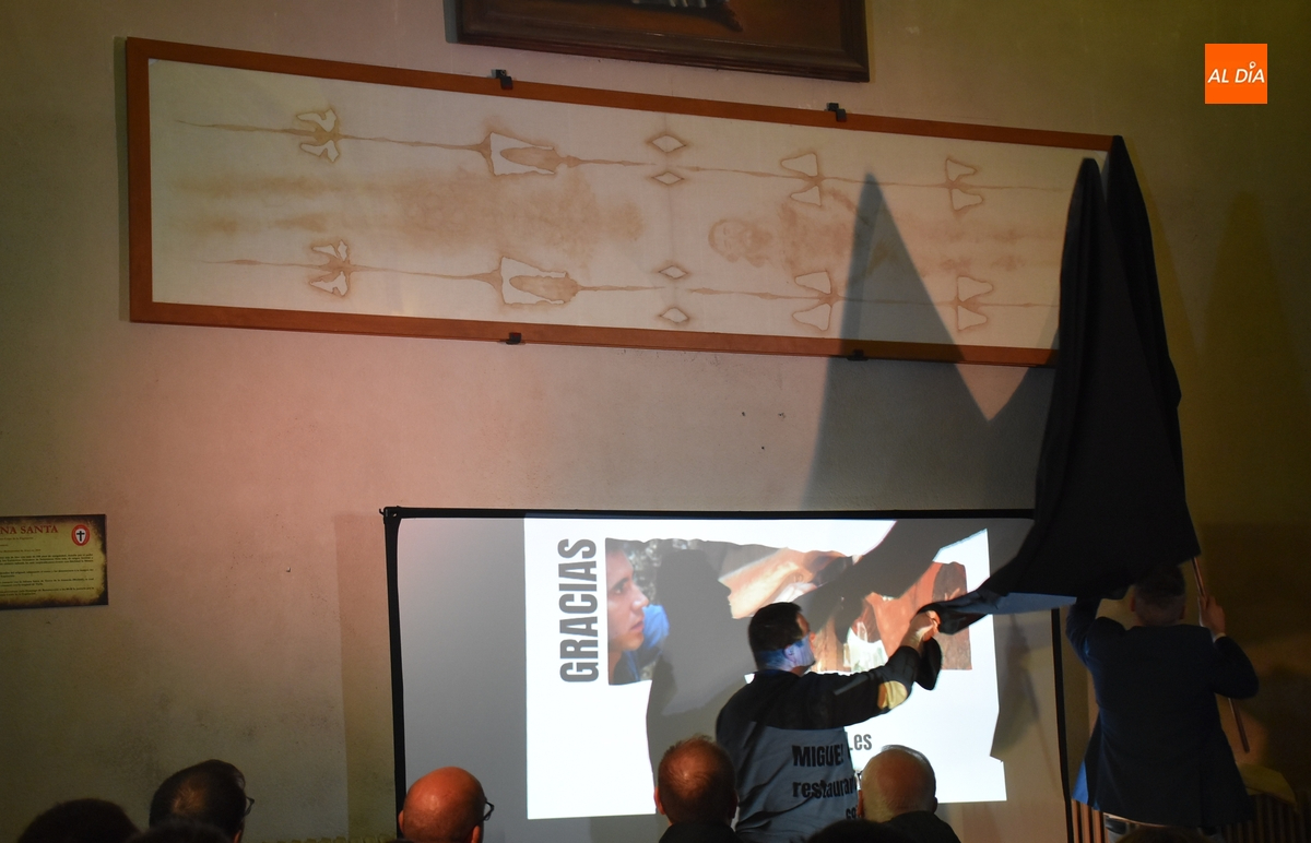 La Cofradía del Silencio descubre y bendice la Sábana Santa de su Cristo