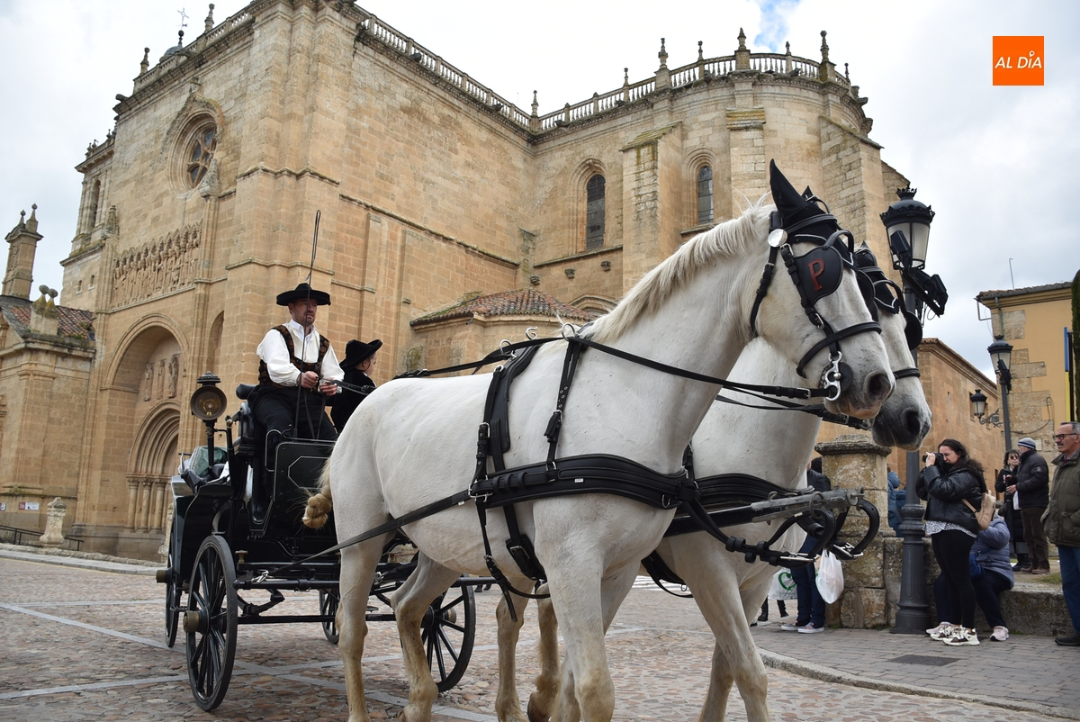 Las calles del centro histórico se impregnan de espíritu charro con calesa incluida