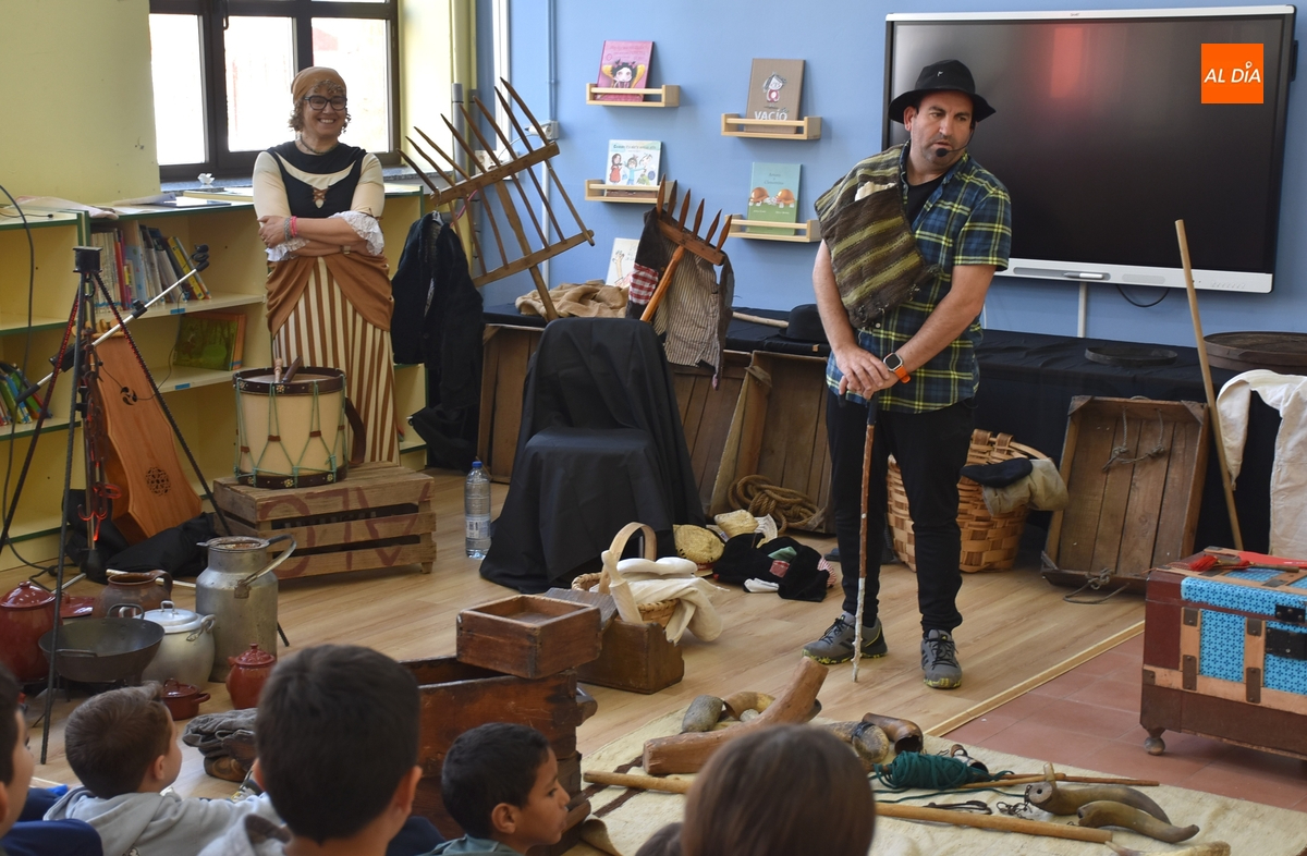 Los alumnos de San Francisco descubren múltiples objetos e instrumentos tradicionales
