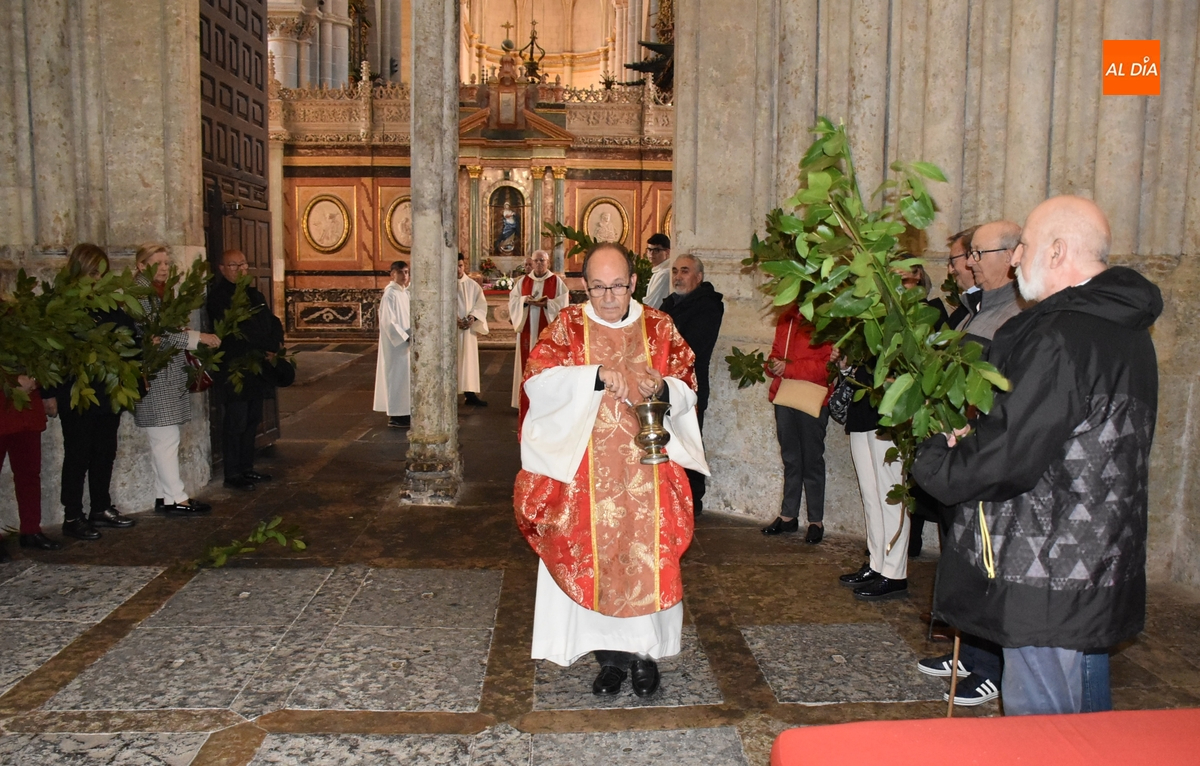 El Pórtico del Perdón acoge la bendición de los ramos de laurel en la Catedral