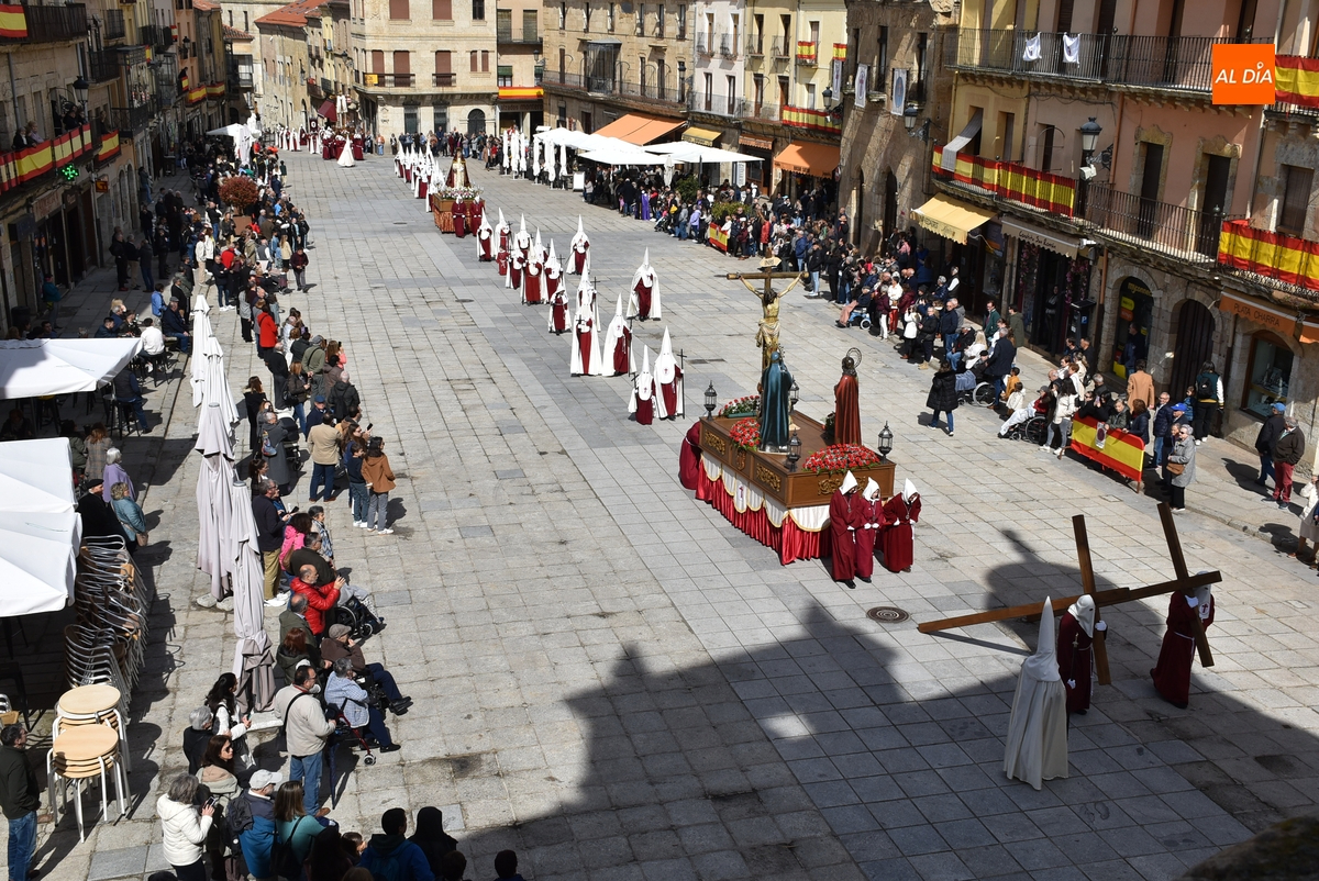 La Cruz retorna a las calles dos años después en un ágil desfile con el sol como acompañante