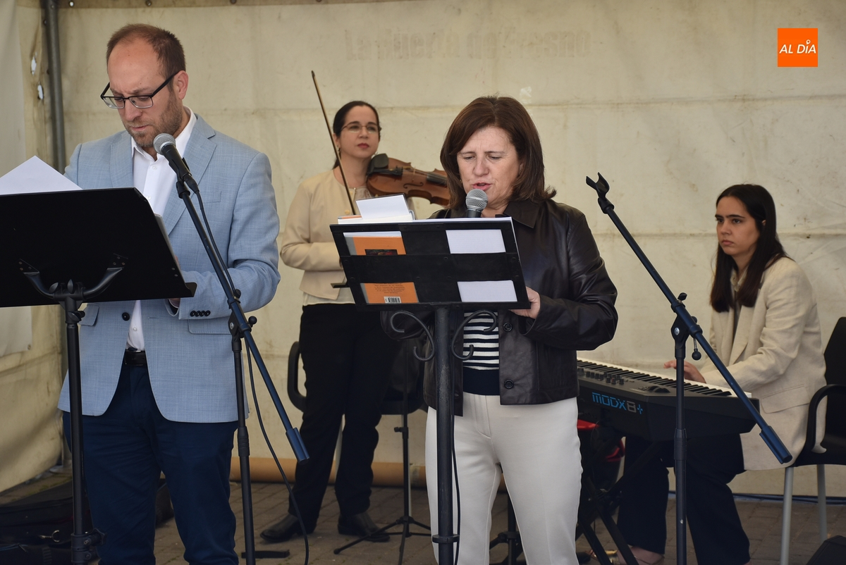 La musical lectura del Quijote sirve de eje a la animada mañana sabatina de la Feria del Libro