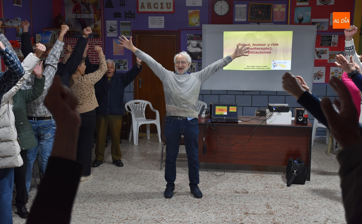 Más de una treintena de personas disfrutan del taller de risoterapia promovido por AFAD