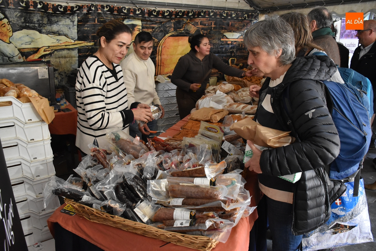 La meteorología favorece una buena jornada inaugural del Mercado Artesano de Semana Santa
